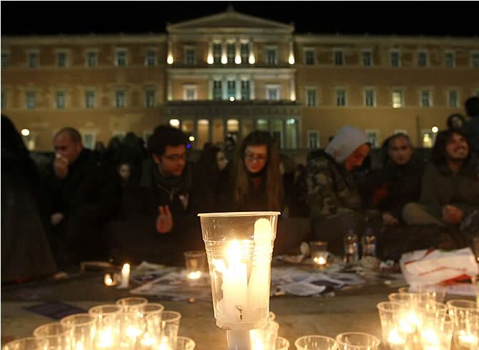 En la imagen, protesta pacífica a las afueras del Parlamento de Atenas.