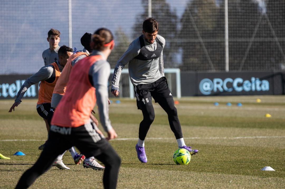 Okay y Emre Mor durante un entrenamiento 