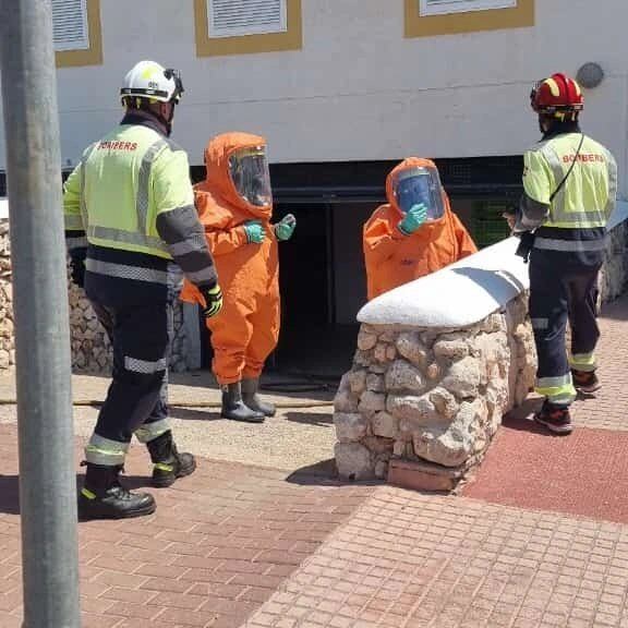 Així van haver d'entrar els bombers especialistes a l'interior  de l'aparthotel.