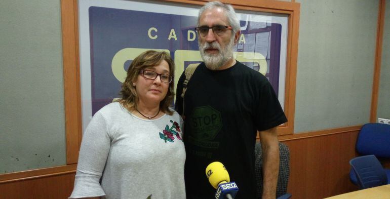 Rafael Carmona, portavoz de &#039;Stop Desahucios&#039; Córdoba, junto a María Luisa, víctima de desahucio.