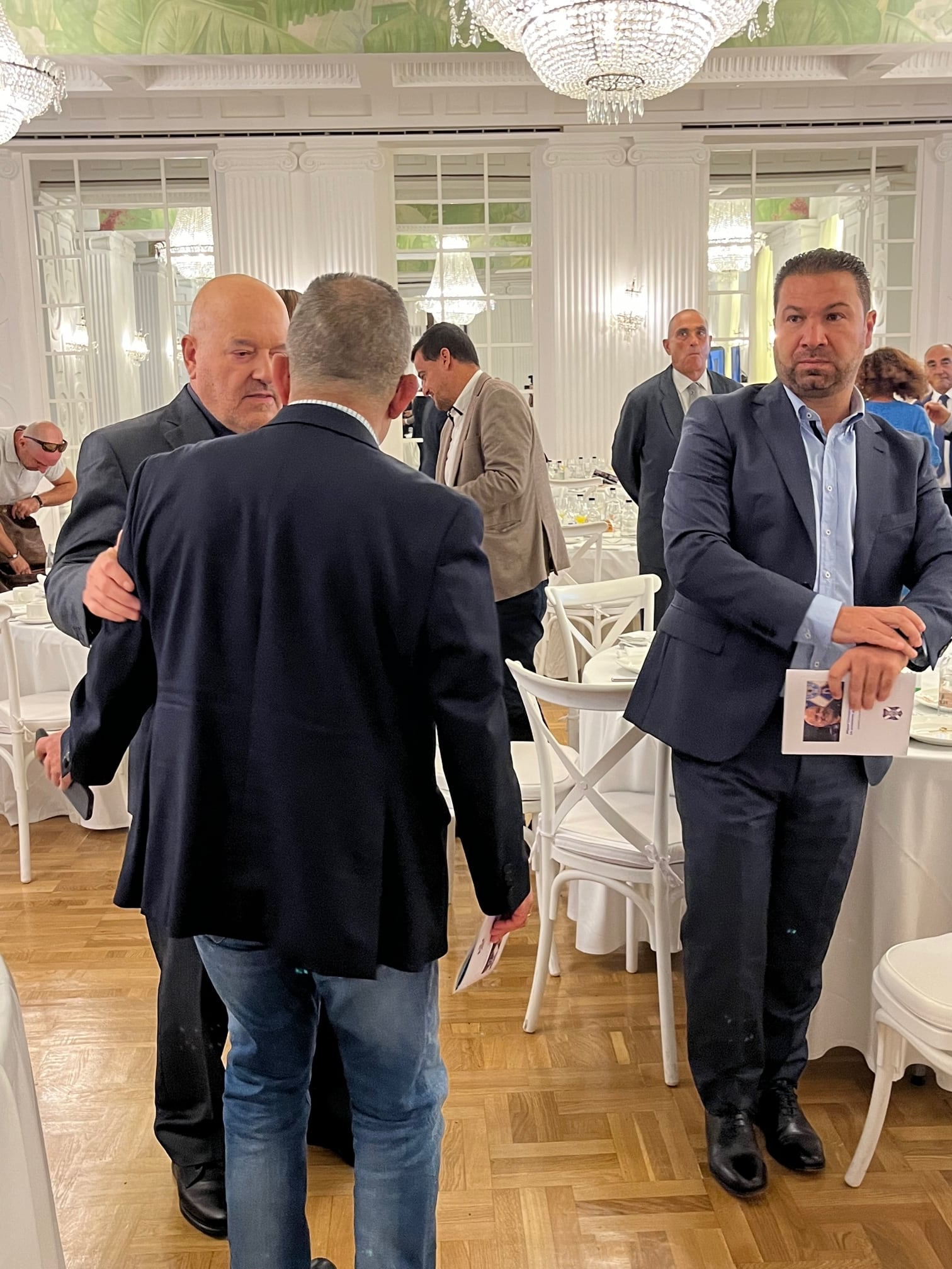 Miguel Concepción charla con Juan Amador, gerente de la entidad y que también abandonará en Diciembre su cargo en el club, ante la mirada del Juan Carlos Cordero, director deportivo.