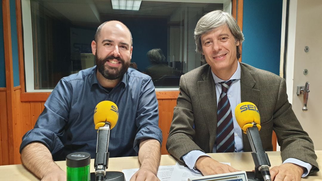 Julio Revuelta y Carlos Pajares en el estudio de La Ventana de Cantabria 