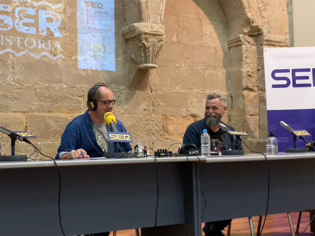 Nacho Ares (director de SER Historia) y el astrofísico y profesor José Francisco Sanz Requena durante un programa en Aguilar de Campoo