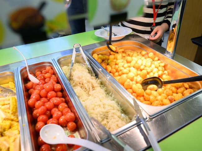 17 March 2026, Lower Saxony, Hanover: Pupils serve themselves in a still conventional canteen in an elementary school in the Hanover region. Model projects aim to turn the school canteen into a place of learning. The state of Lower Saxony is funding seven schools with a total of 1.2 million euros. Photo: Julian Stratenschulte/dpa (Photo by Julian Stratenschulte/picture alliance via Getty Images)