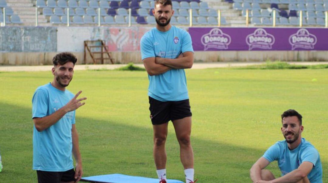 Jorge Vela, Gabri y Ocaña, jugadores del Real Jaén en el primer entrenamiento tras el regreso.