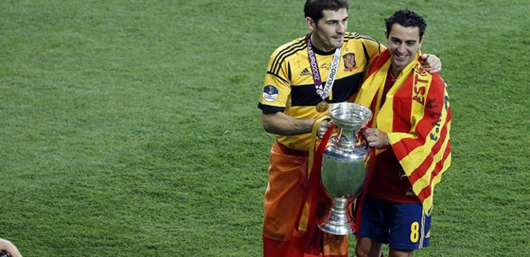 Casillas y Xavi, con el trofeo de ganadores de la Eurocopa 2012.