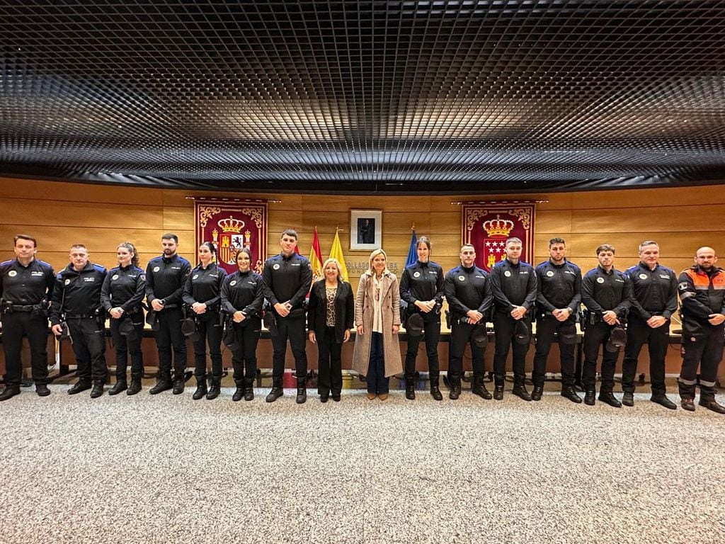 Mariola Vargas, alcaldesa de Collado Villalba y Yolanda Martinez, concejala de seguridad junto a los nuevos policías