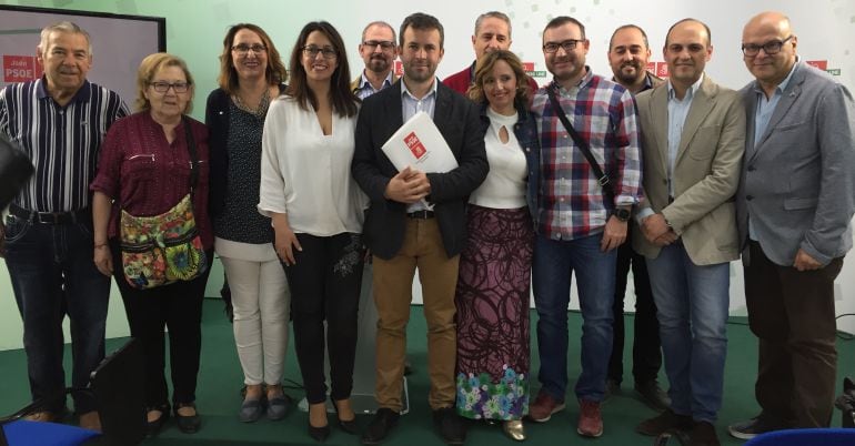 Julio Millán posa junto a su equipo instantes antes de la entrega de avales en la sede provincial del PSOE