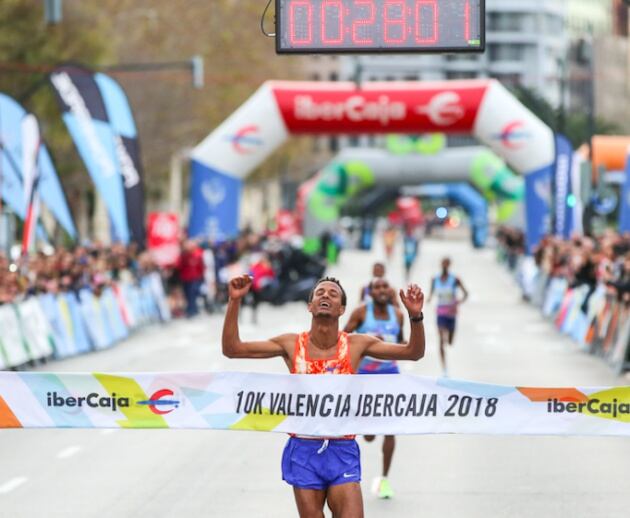 El ganador de la 10K cruzando la meta