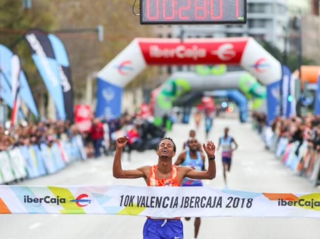 El ganador de la 10K cruzando la meta