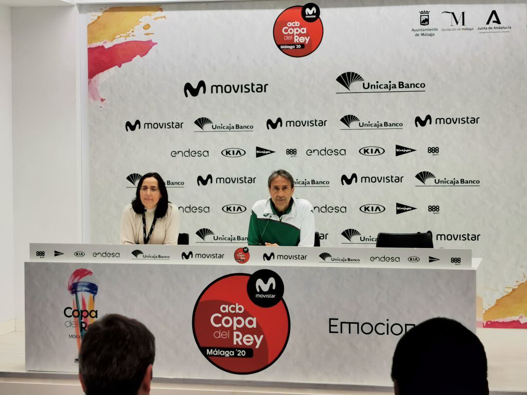 Luis Casimiro, junto a la directora de comunicación del Unicaja, Rosa Mariscal, en la previa de la Copa del Rey