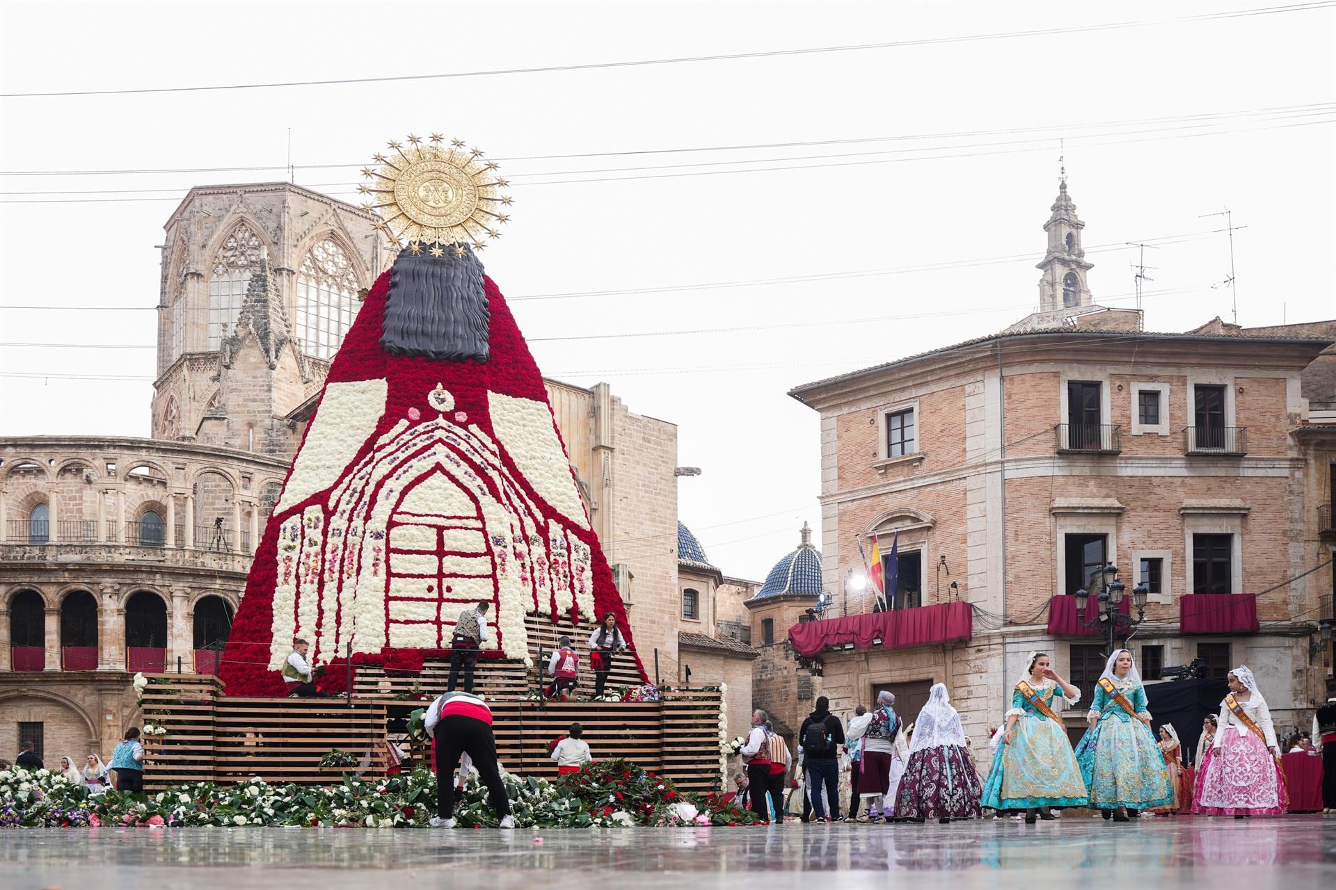 Imagen del segundo día de ofrenda a la Virgen de los Desamparados en la ciudad de València durante las Fallas de 2024.