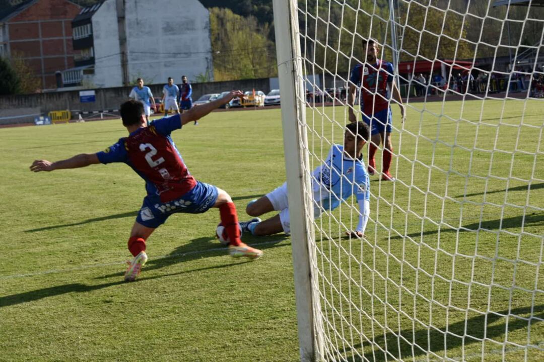 Aythami intenta rematar a puerta, en una de las ocasiones que tuvo el Compos