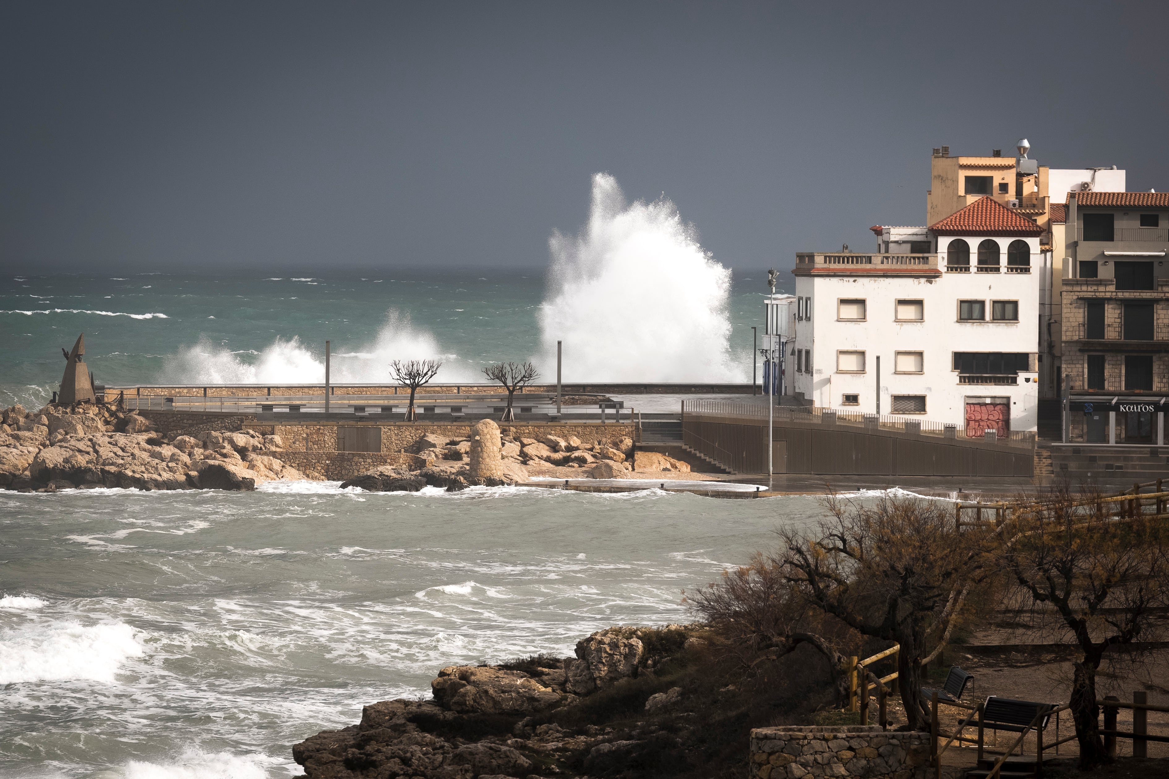 Protección Civil ha enviado este lunes un mensaje ES-Alert a los teléfonos móviles de las poblaciones de la Selva, el Maresme, el Barcelonès, el Baix Llobregat, Montsià y Baix Ebre ante la previsión de fuertes olas, de hasta 7 metros, por la borrasca Harry que desde esta mañana azota el litoral.