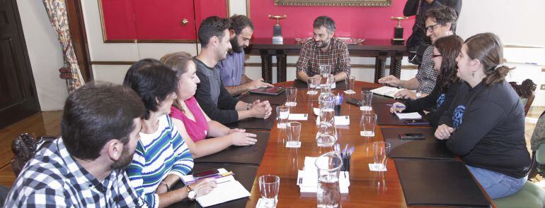 Trabajadores de Extel con Xulio Ferreiro.