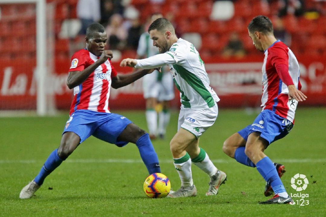 Cofie y Hernán Santana presionan a un jugador del Córdoba.