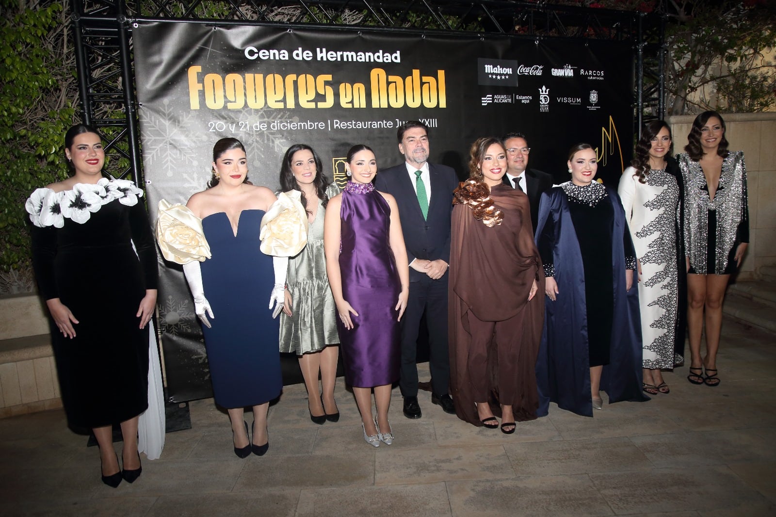 El alcalde de Alicante, Luis Barcala, junto al presidente de la Federació de Fogueres, David Olivares, la Bellea del Foc, Alba Muñoz y les seues dames d&#039;honor. Foto: Ayuntamiento de Alicante