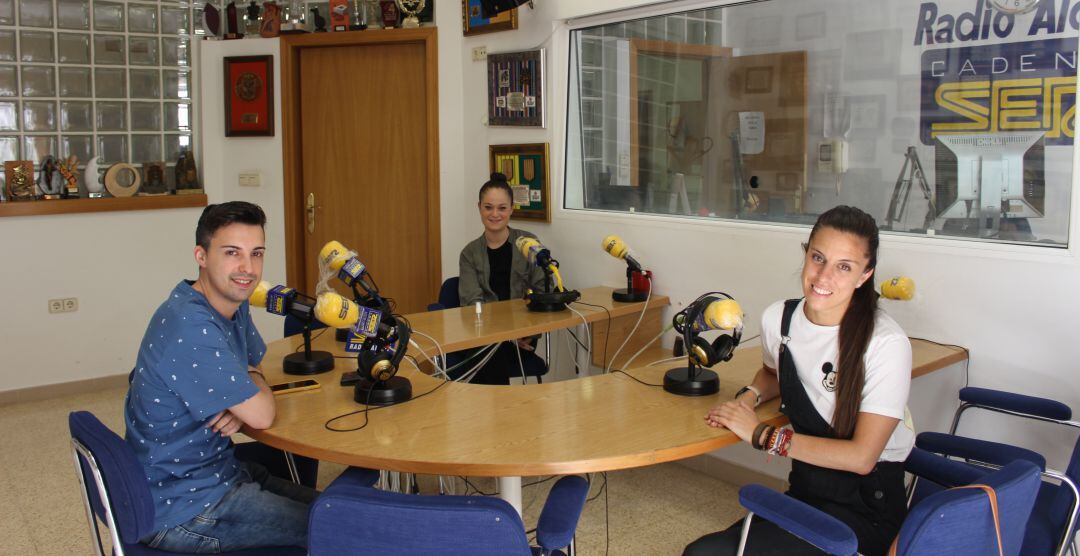 Carla Domínguez, Daniel Cardó y Sonia Canales (al fondo) tras la entrevista en Hoy por Hoy Alcoy.