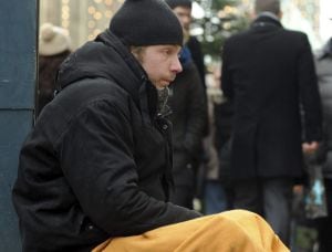 Un mendigo pide limosna frente a una tienda de compras en Bremen, Alemania. EFE/Archivo