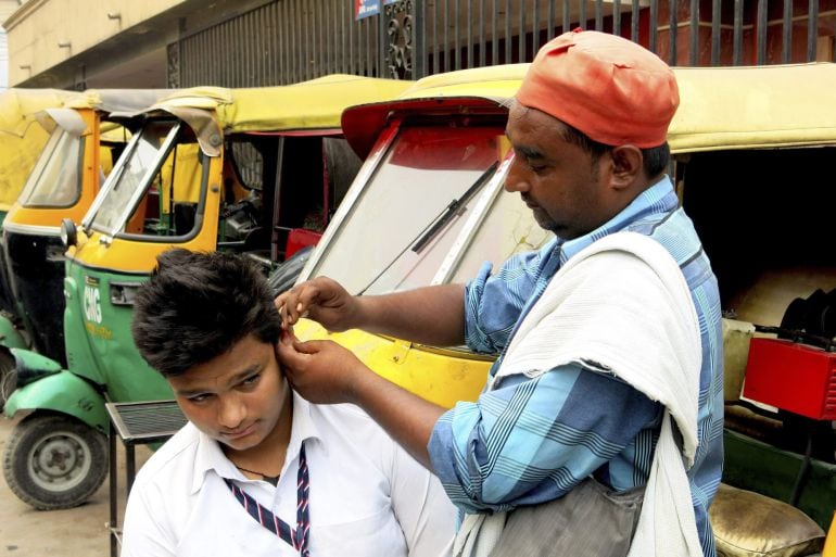 En Nueva Delhi, decenas de limpiadores de orejas profesionales desafían el paso del tiempo en las calles indias, donde escarban sin pudor en oídos ajenos para ganarse el pan.