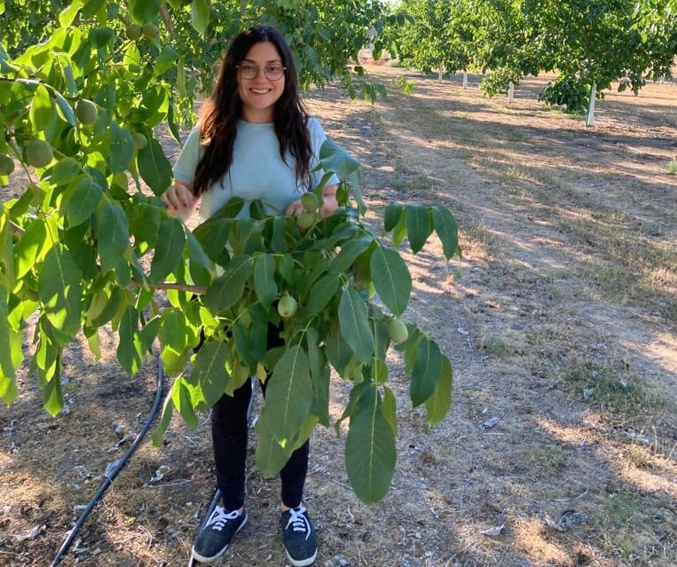 Marta posa en una de sus plantaciones