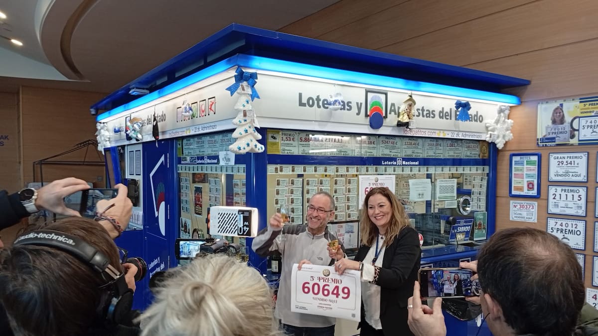 'Los2patitos' lo vuelve a hacer en Vitoria: seis premios de la lotería de Navidad en 13 años de vida