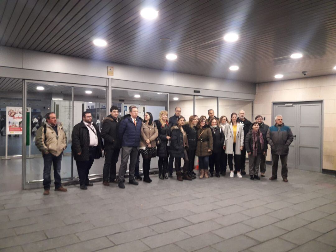 Usuarios del tren de alta velocidad en la estación Segovia-Guiomar