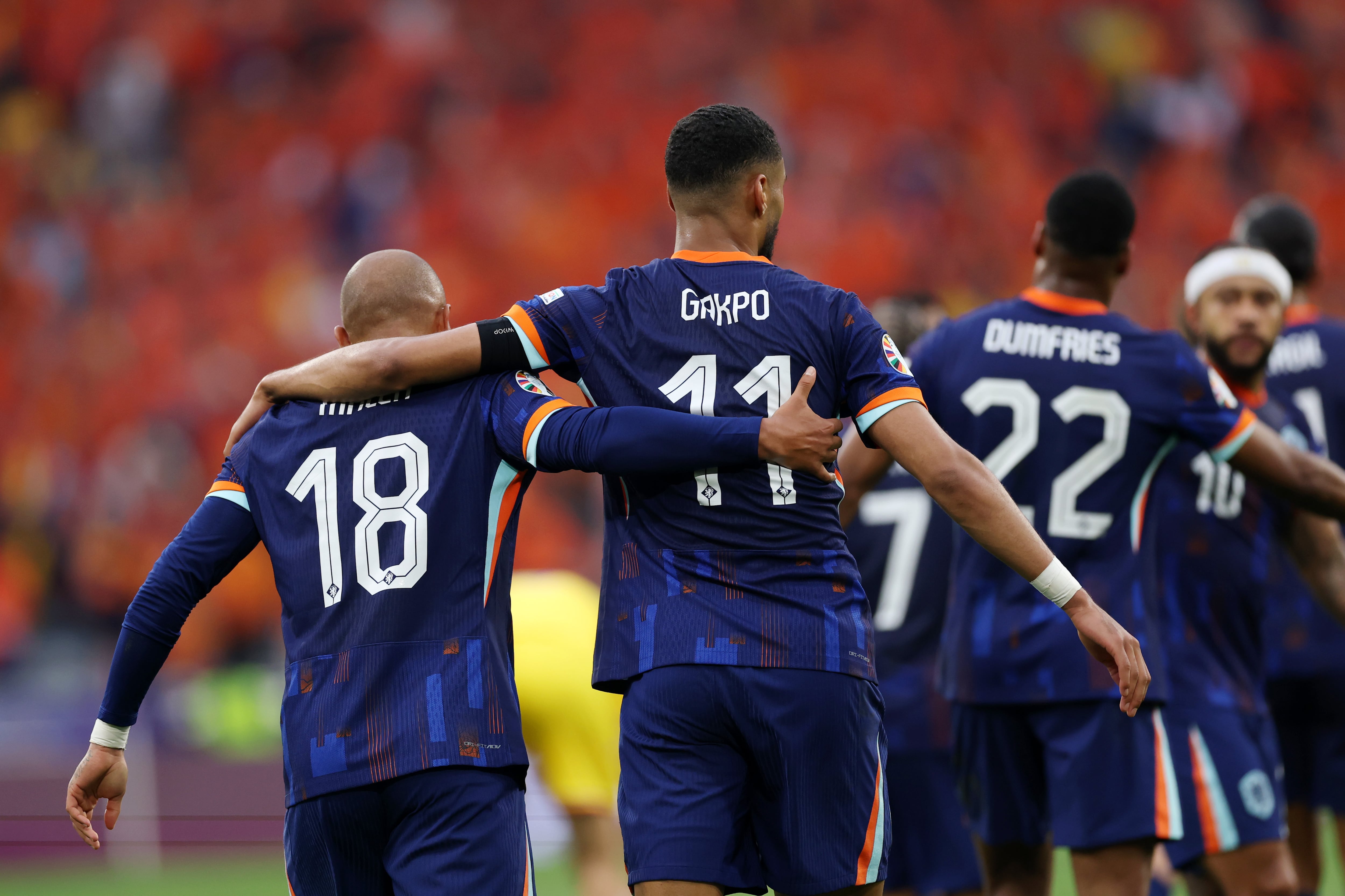 Gakpo y Malen se abrazan en el segundo gol de Países Bajos a Rumanía en los octavos de final de la Eurocopa 2024