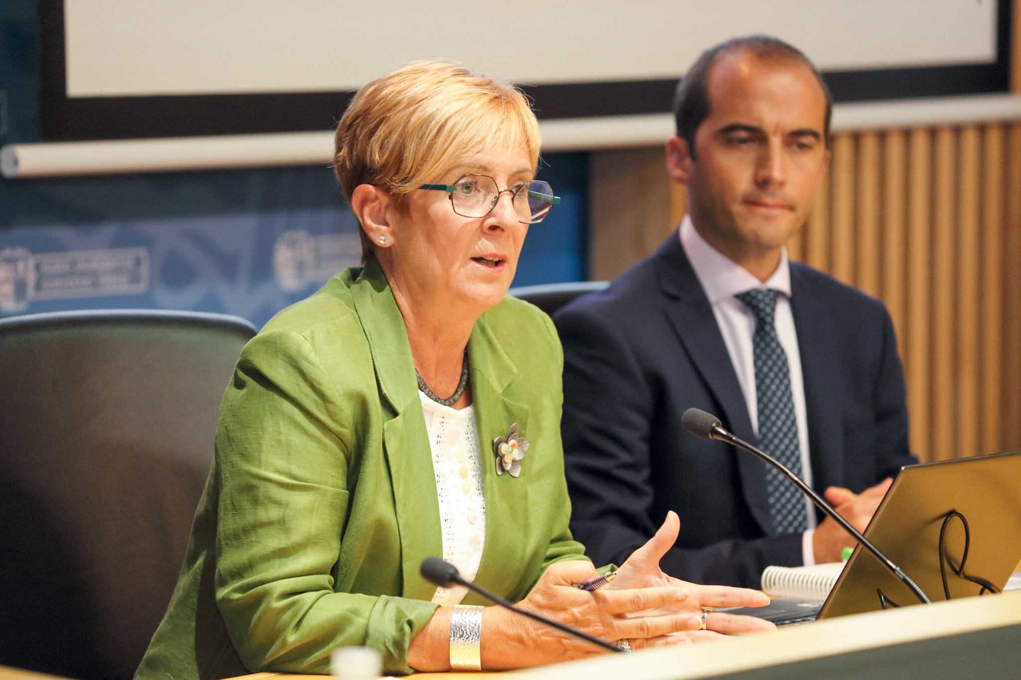 La consejera Arantxa Tapia, acompañada por el director del EVE, Iñigo Ansola