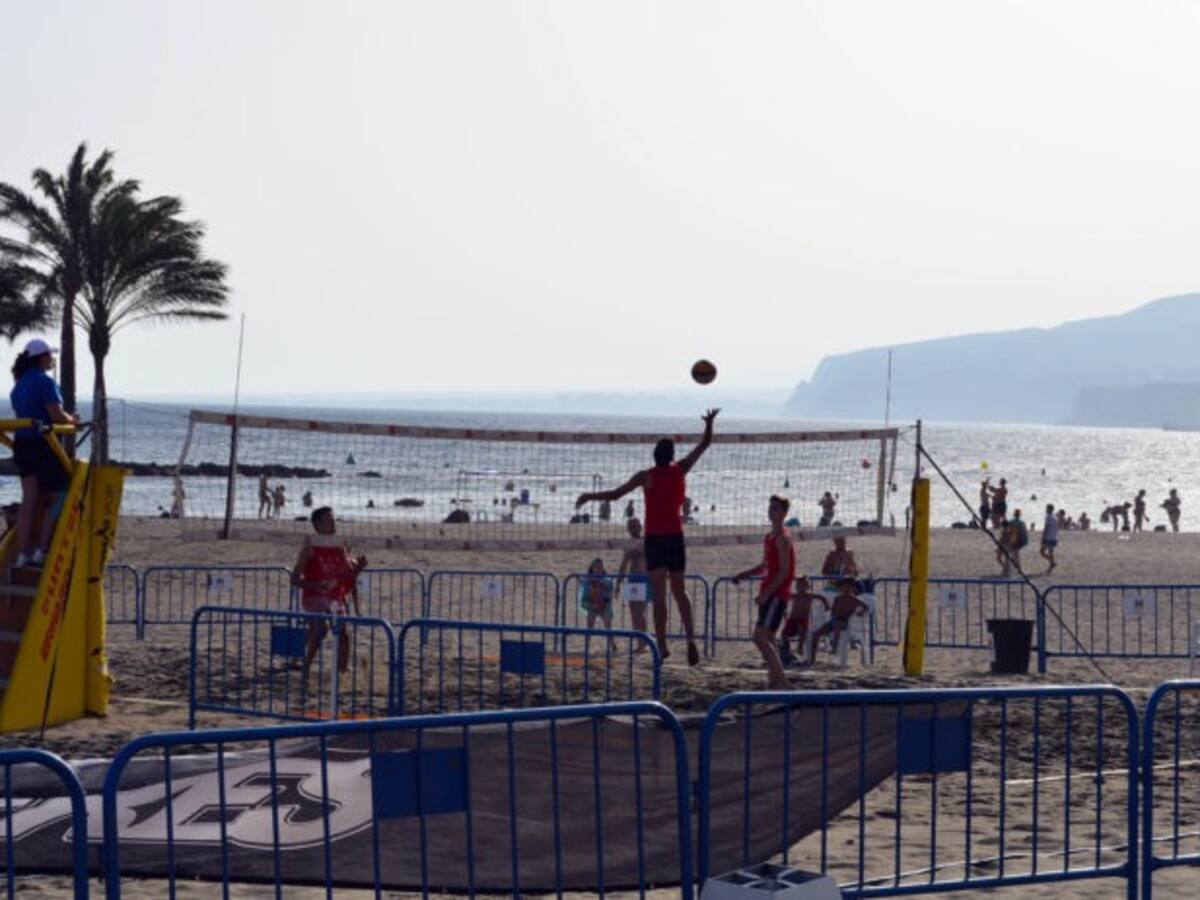 Almería acoge en El Palmeral la celebración de la Liga Municipal de Vóley Playa