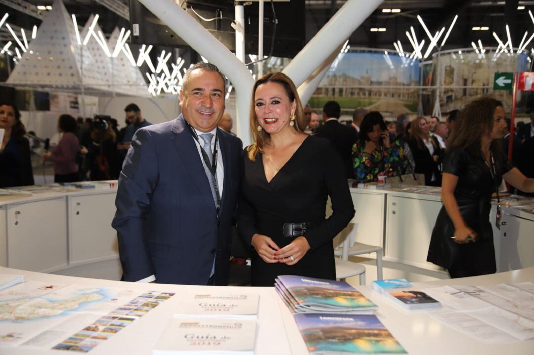 María Dolores Corujo, presidenta del Cabildo de Lanzarote, y Ángel Vázquez, consejero de Turismo, en FITUR.