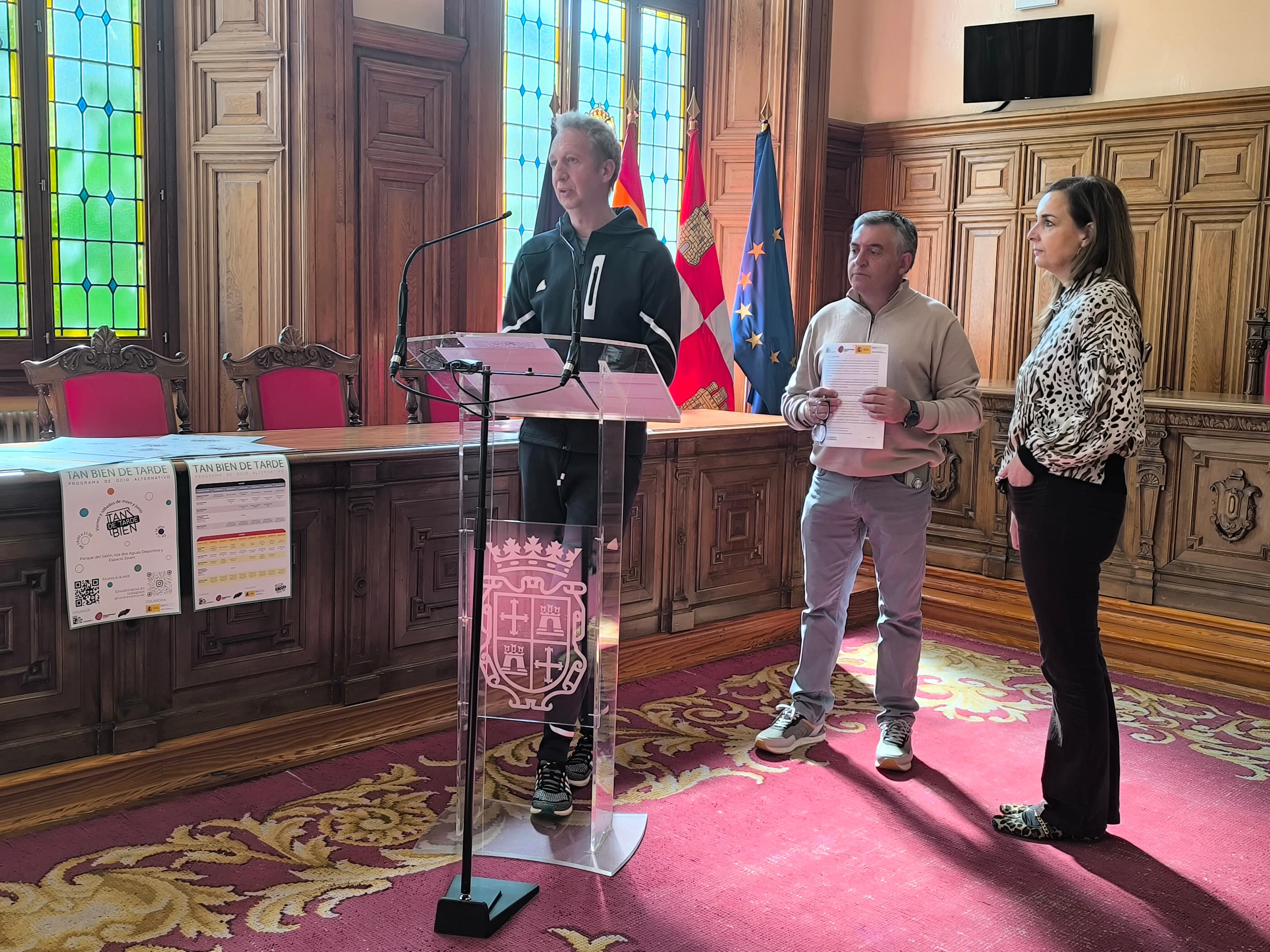 Orlando castro, Javier Melero y Gema Infante durante la presentación del 'Tan bien de tarde'