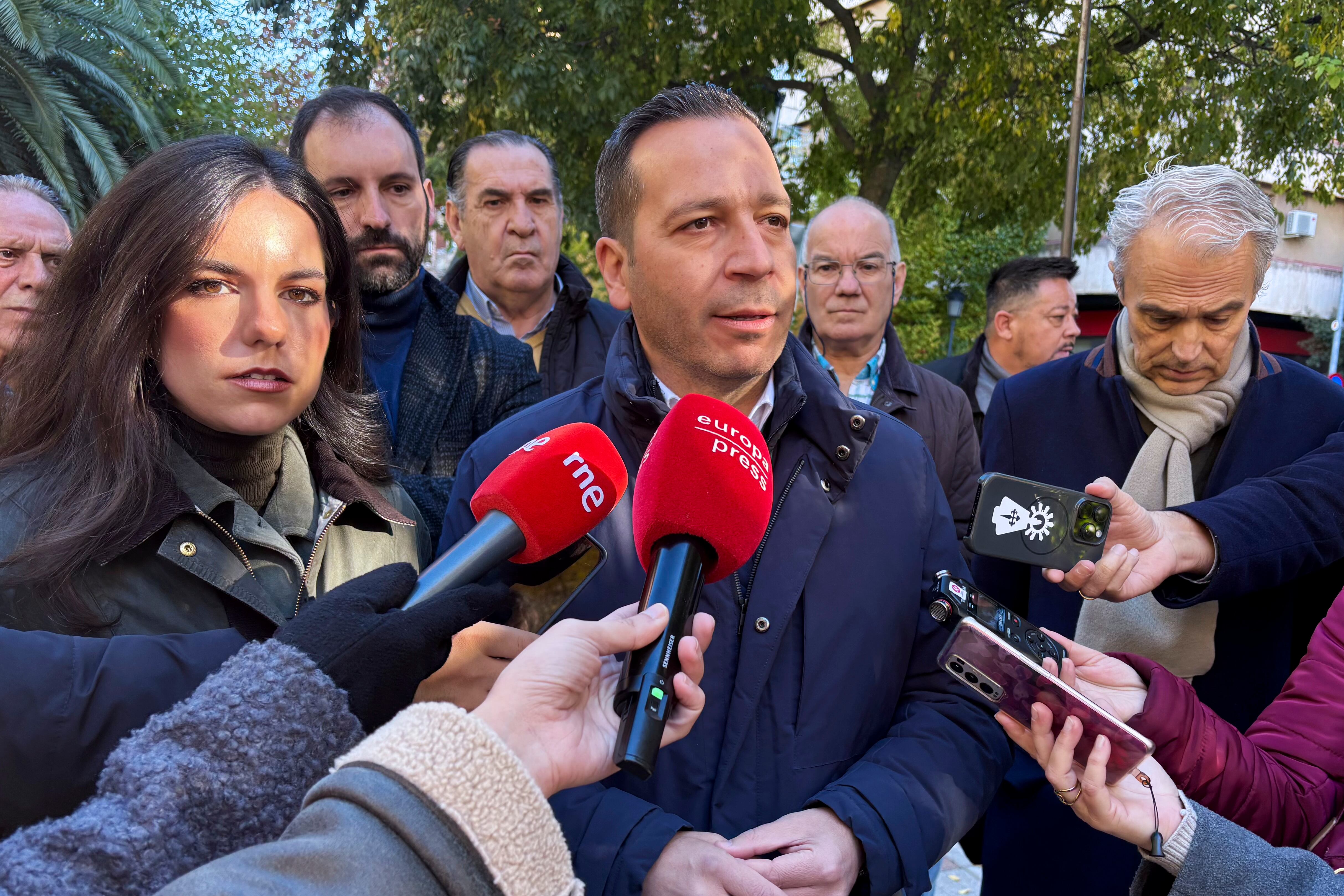 CÁCERES, 28/11/2025.- La portavoz parlamentaria de Vox, Pepa Millán acompañada junto al candidato a la presidencia de la Junta de Extremadura por Vox, Óscar Fernández Calle (d), durante su visita este viernes a Cáceres. Pepa Millán, ha descartado este viernes en Cáceres la asistencia de su partido al acto de protesta convocado por el PP el domingo en Madrid tras el ingreso en prisión preventiva del exministro socialista José Luis Ábalos y su asesor Koldo García: no participaremos en esa tomadura de pelo. EFE/Eduardo Villanueva
