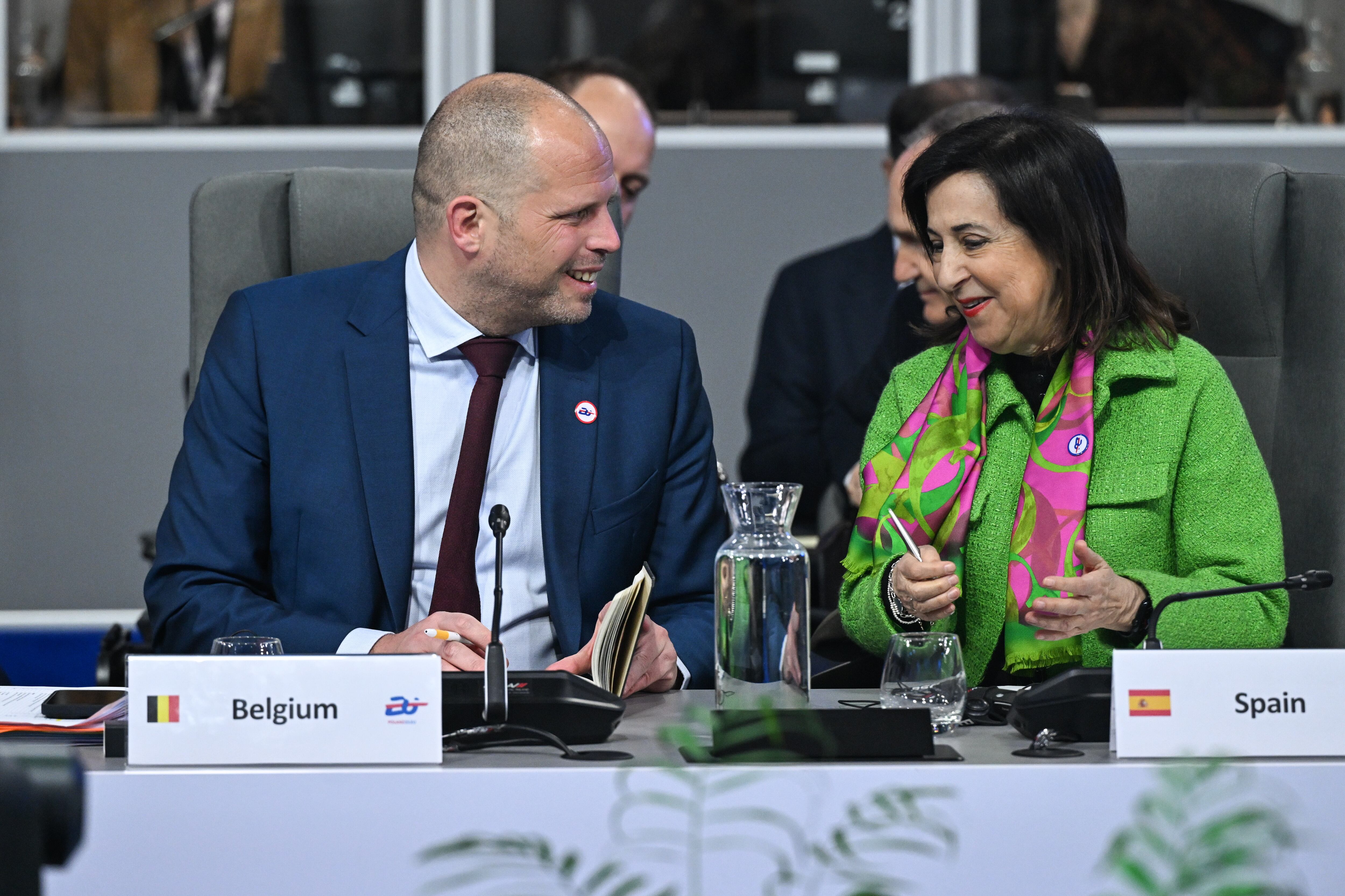 La ministra de Defensa, Margarita Robles conversa con el ministro belga de Defensa, Theo Francken