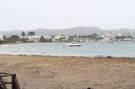 Imagen de una de las embarcaciones que ha quedado varada a pocos metros de la orilla
