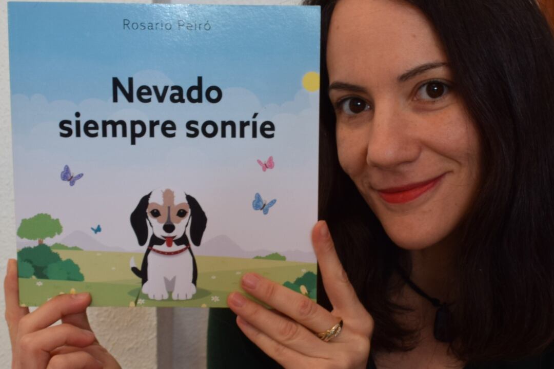 Rosario Peiró, autora de &quot;Nevado siempre sonríe&quot;, muestra un ejemplar de su cuento solidario