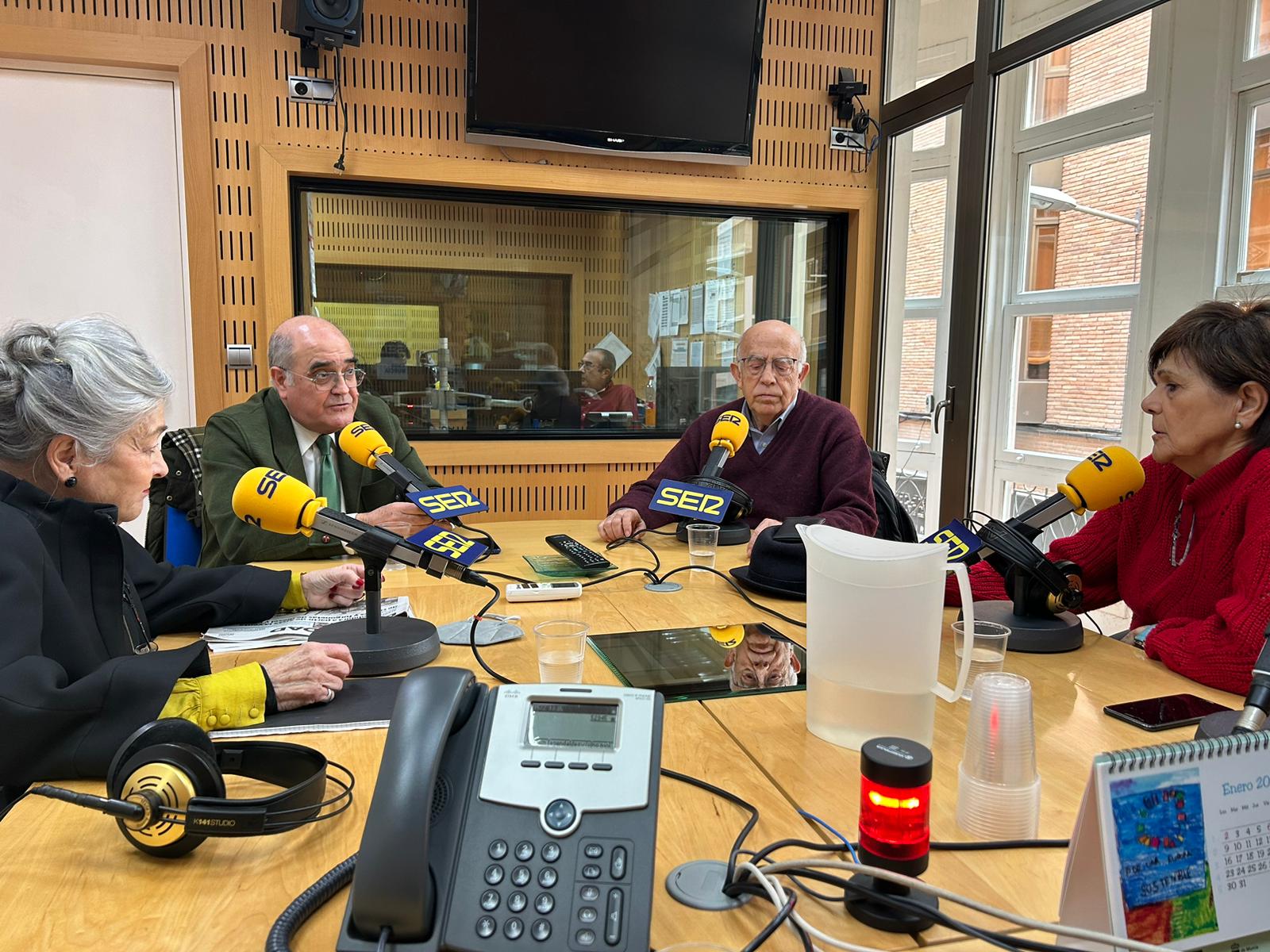 De izquierda a derecha: Cristina Gutiérrez-Cortines, Juan Ramón Calero, José Ignacio Gras y Rosa Peñalver, en los estudios de Radio Murcia en plena tertulia de Hoy por hoy