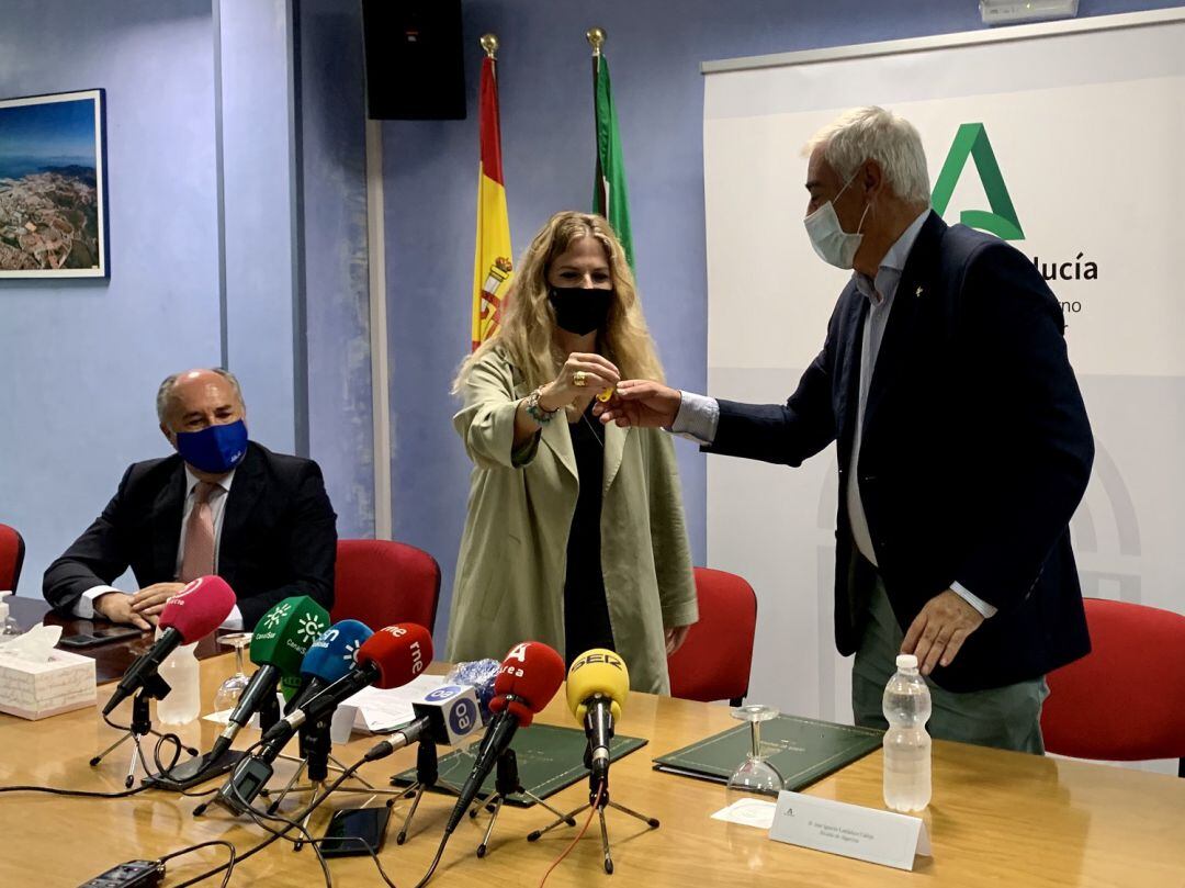 Mestre entrega la llave a Mena.
