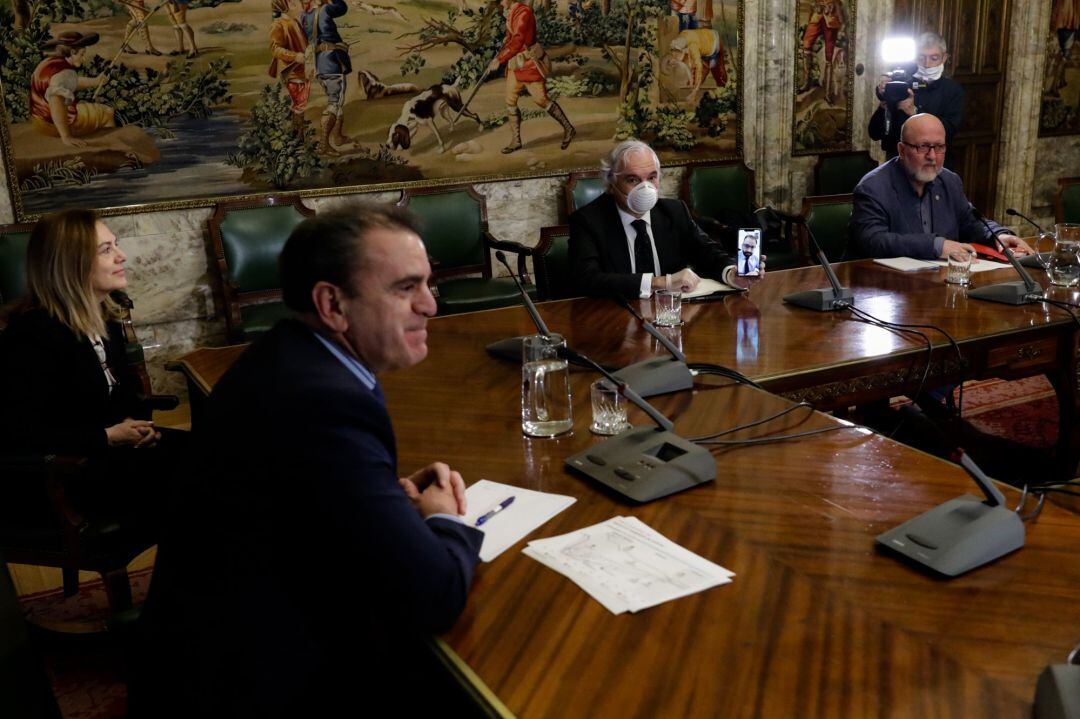 El delegado del Gobierno en Madrid, José Manuel Franco, preside la convocatoria con CEIM, UGT Madrid, CCOO, FMM y Comunidad de Madrid para conocer las principales necesidades y propuestas para ayudar a los sectores afectados.