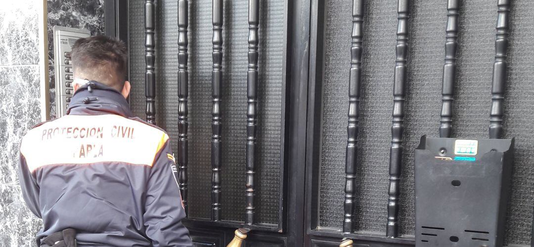 Uno de los voluntarios de Protección Civil acude a llevar comida al domicilio de una persona dependiente