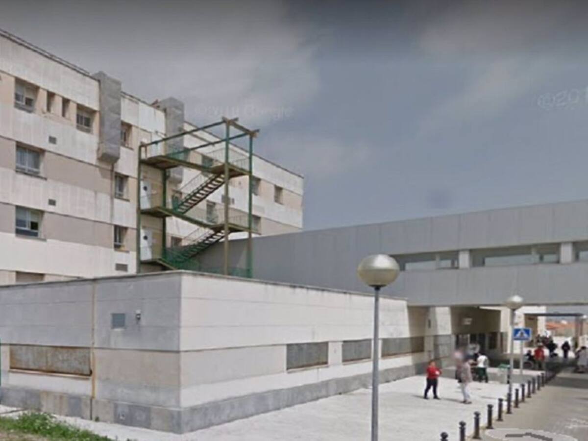 Una mujer herida tras la caída parcial del techo de una vivienda en Los Barrios