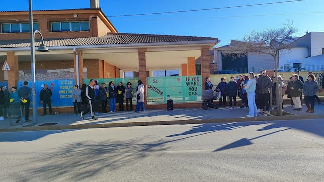 Concentración de los padres y madres del alumnado del colegio Adolfo Martínez Chicano, de Las Pedroñeras