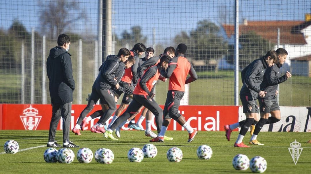 Entrenamiento del Sporting en la Escuela de Fútbol de Mareo. 