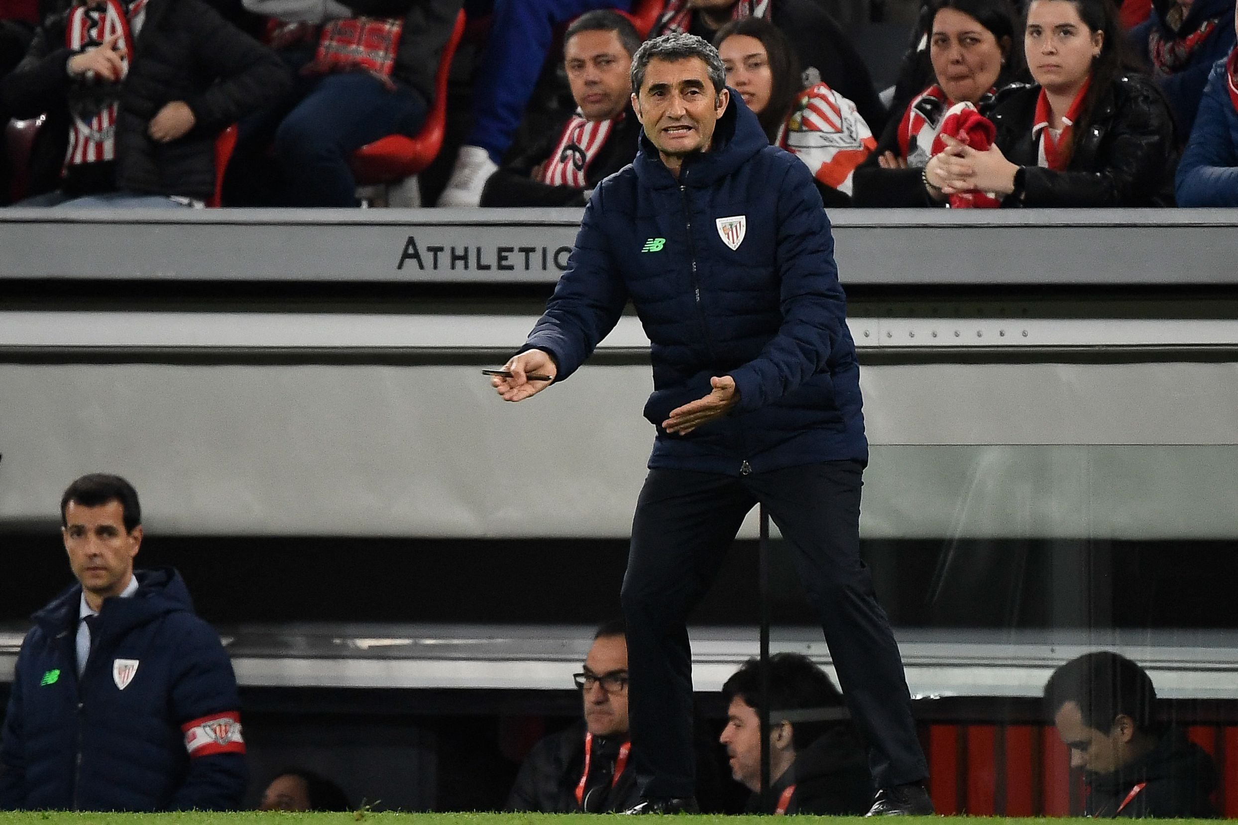 Ernesto Valverde da indicaciones a los suyos en la banda de San Mamés durante el partido de Liga ante el Getafe