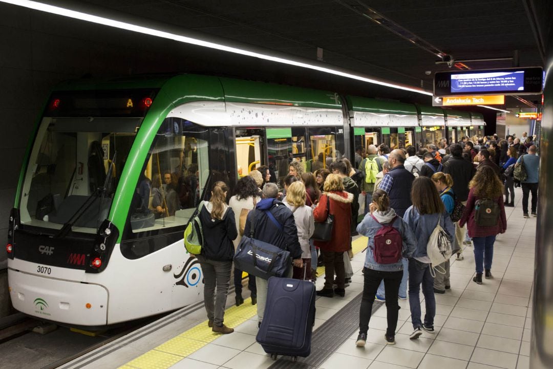 Usuarios del metro de Málaga