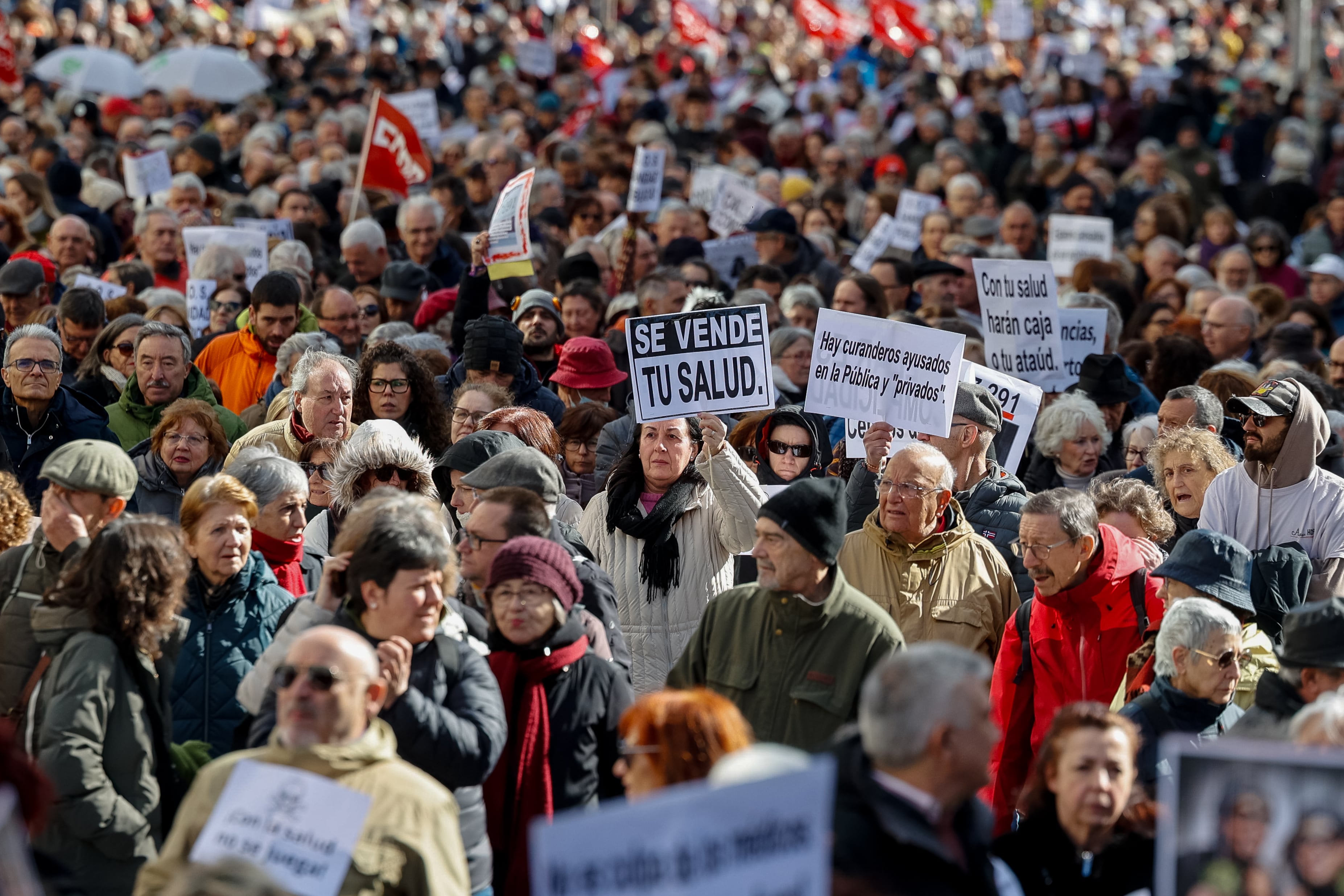 Miles de personas recorren este domingo el centro de Madrid en una manifestación contra la política sanitaria del Gobierno del PP de Isabel Díaz Ayuso, en una marcha convocada por sindicatos y asociaciones vecinales para denunciar el deterioro del sistema sanitario madrileño.