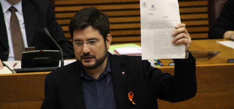 Ignacio Blanco, portavoz de EU en les Corts, muestra el documento del juzgado