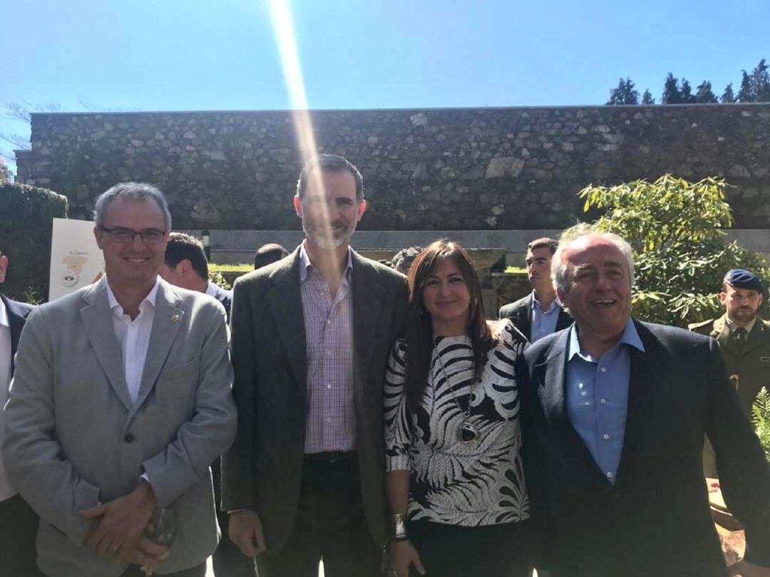 La alcaldesa de Orea, Marta Corella, junto al Rey Felipe VI.