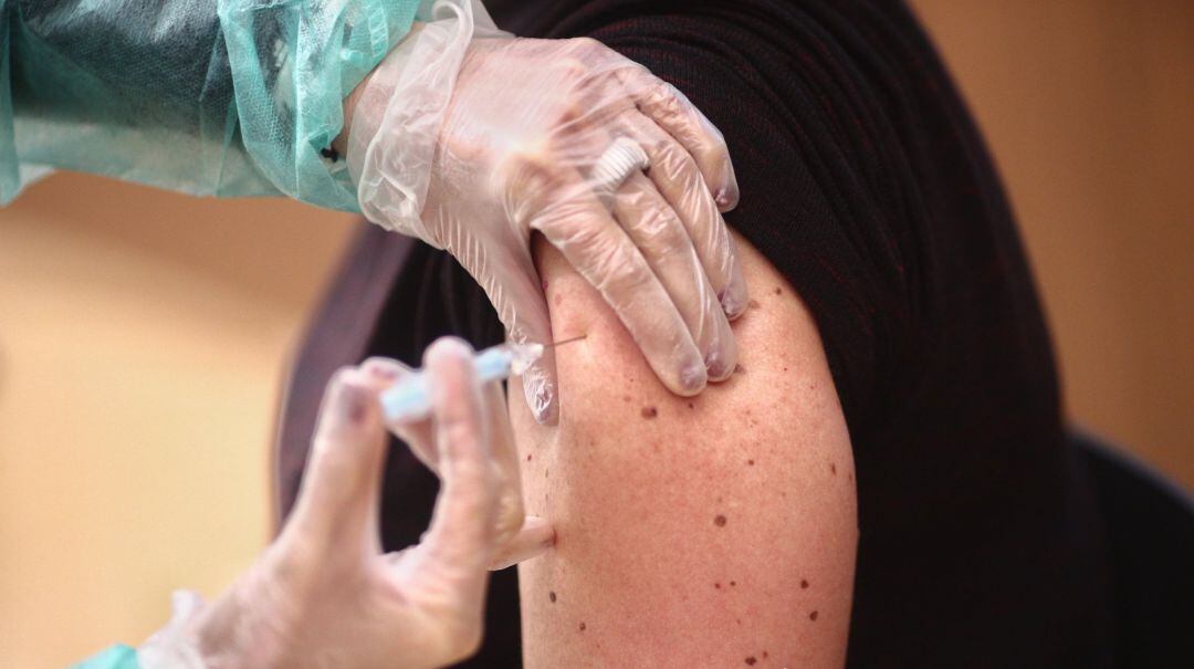 Una persona recibe la vacuna contra la COVID-19