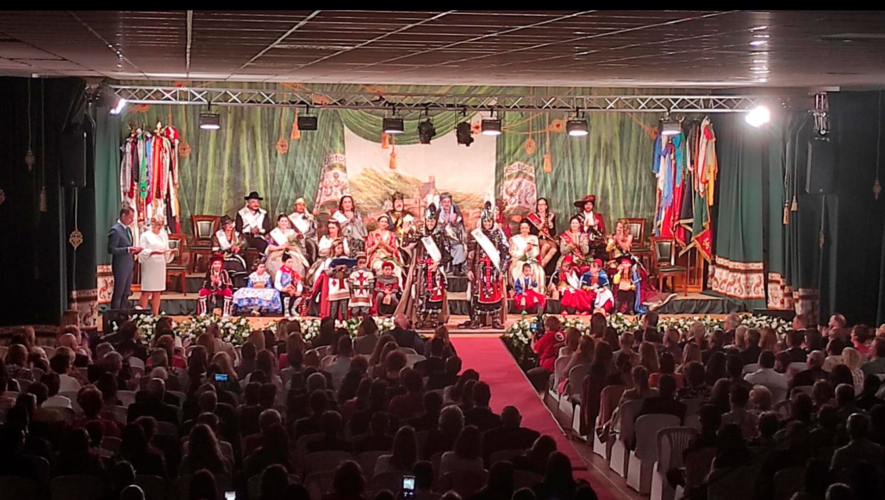 Un instante de la presentación de capitanes de Banyeres de Mariola